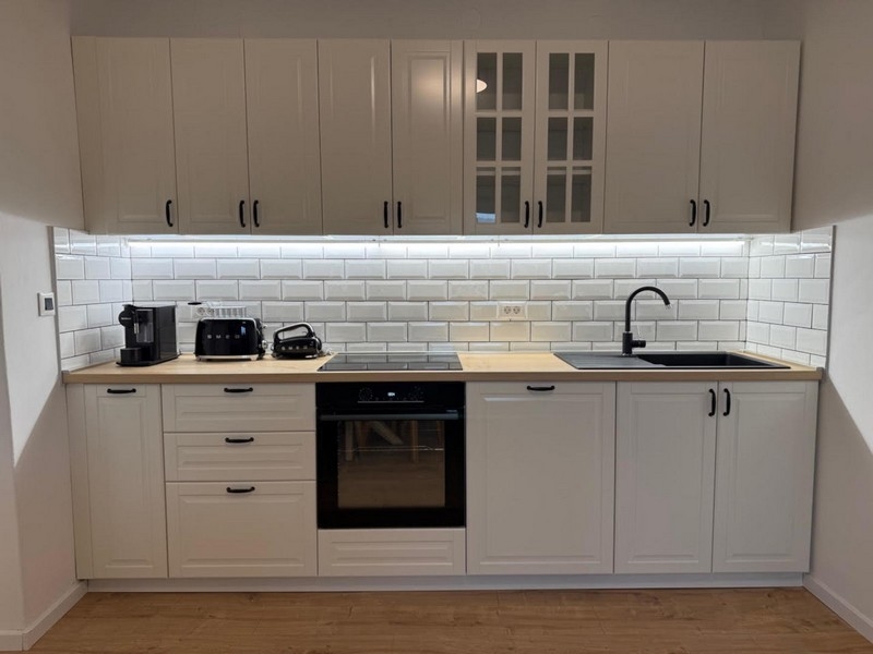 Világos konyha fehér beépített bútorokkal