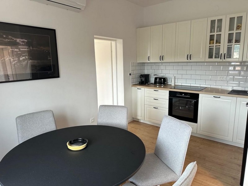 Étkező kerek asztallal és modern konyhával