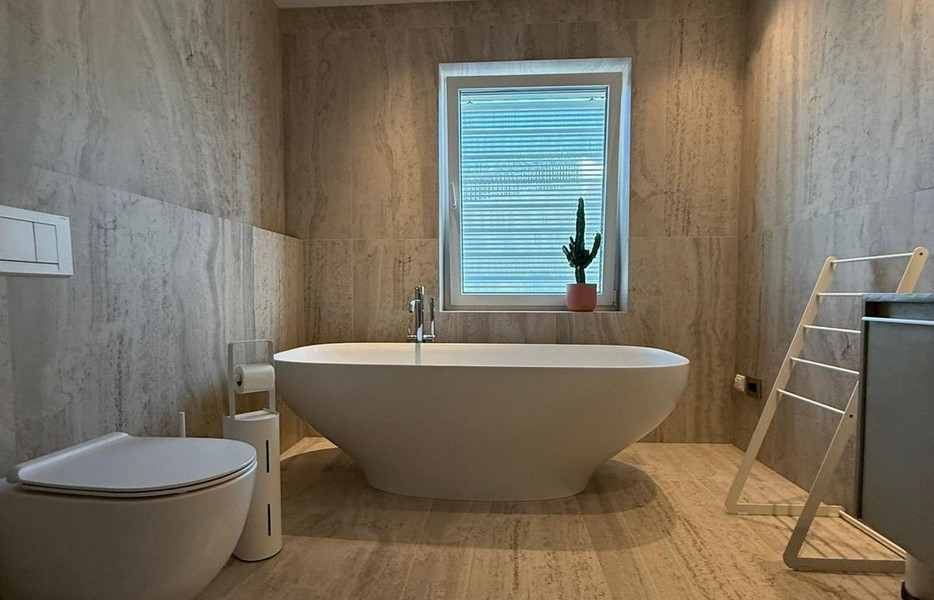 Nagy fürdőszoba szabadon álló káddal