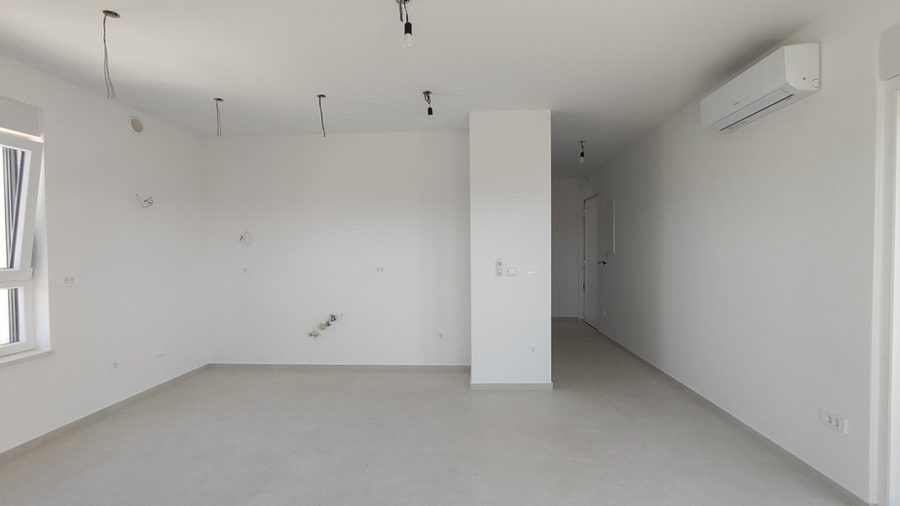 Nyitott tér előkészített csatlakozásokkal a konyhához