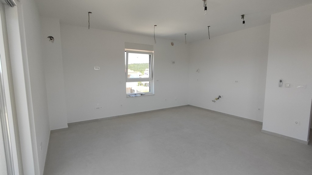 Világos nappali és főzősarok ablakokkal és csövekkel