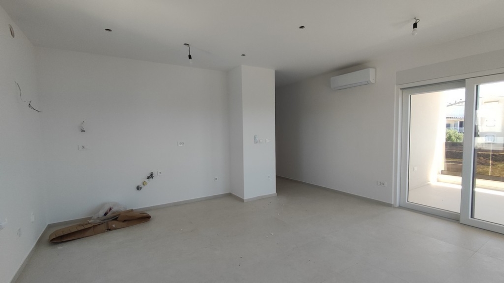 Nappali, kijárattal a fedett teraszra