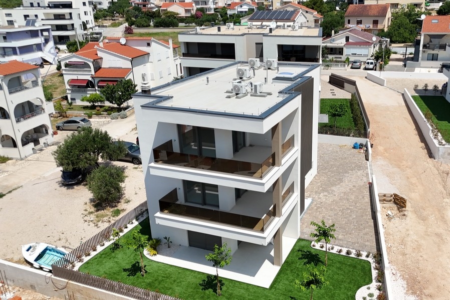 Modern új épület több lakóegységgel