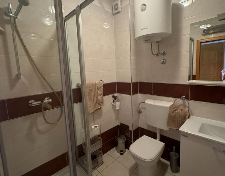 Fürdőszoba zuhanyzóval és WC-vel