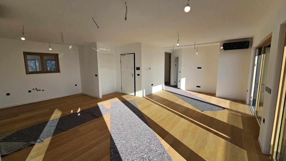 Nyitott nappali ablakkal és teraszkapcsolattal