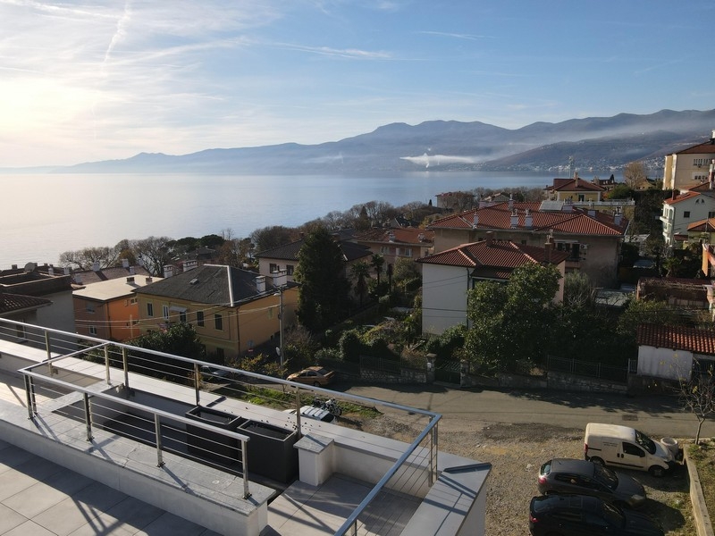 Széles kilátás Rijeka tengerpartjára és a lakóépületekre