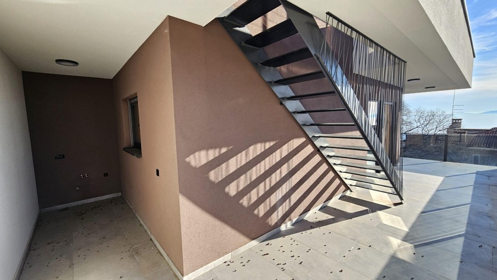 Fedett szabadtéri terület fém lépcsőkkel