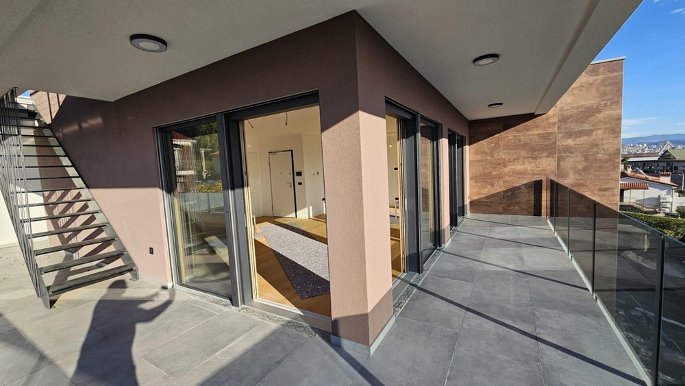 A nappali előtt tágas terasz