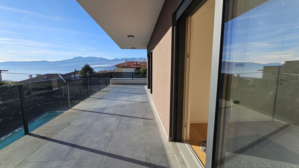 Hosszú terasz tengeri és hegyi panorámával
