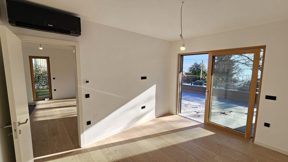 Világos szoba terasszal