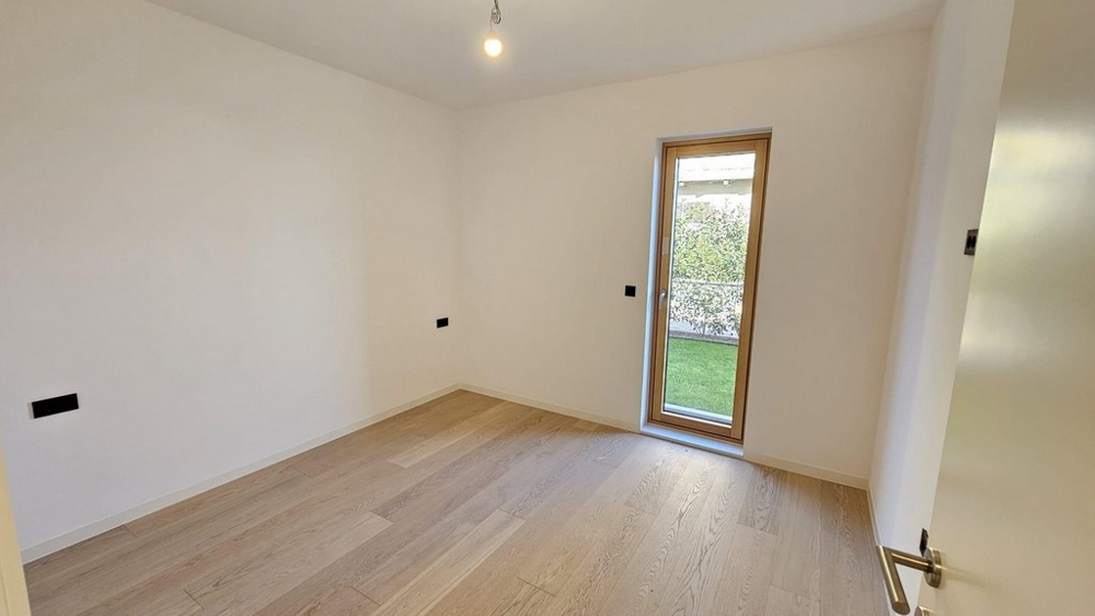 Hálószoba padlótól a mennyezetig érő ablakkal