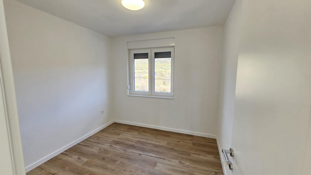 Hálószoba ablakkal és fapadlóval