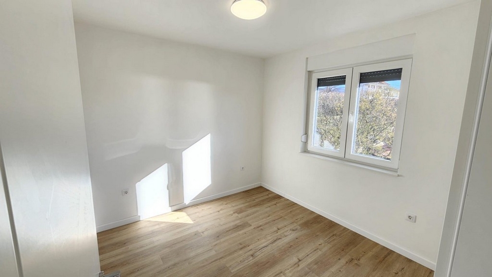 Egy másik hálószoba fapadlóval