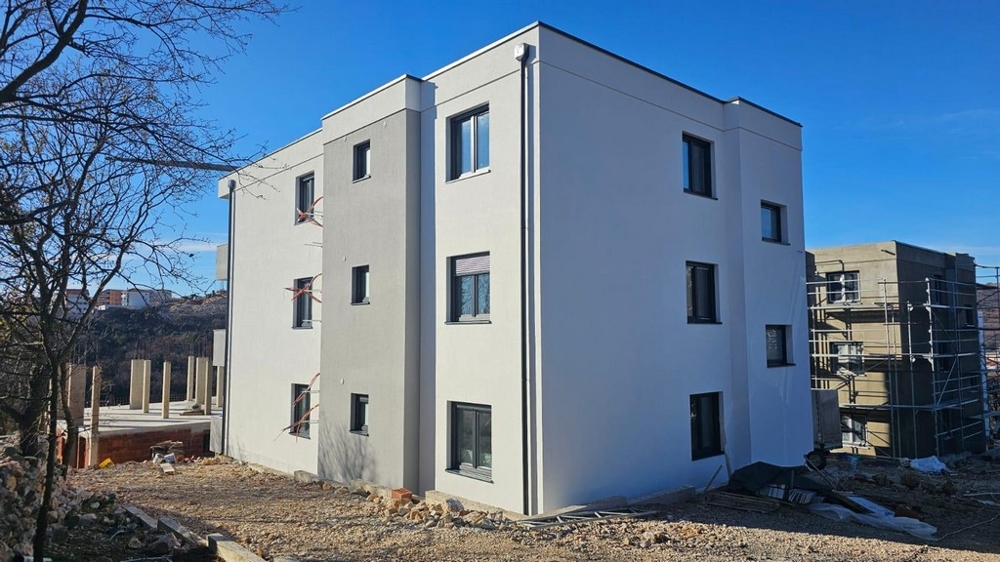 Egy új épület hátulnézete Novi Vinodolskiban, a Kvarner-öbölben