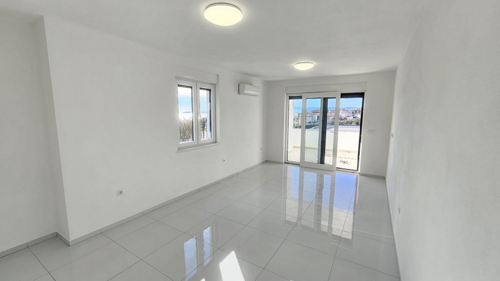 Világos nappali erkélykapcsolattal