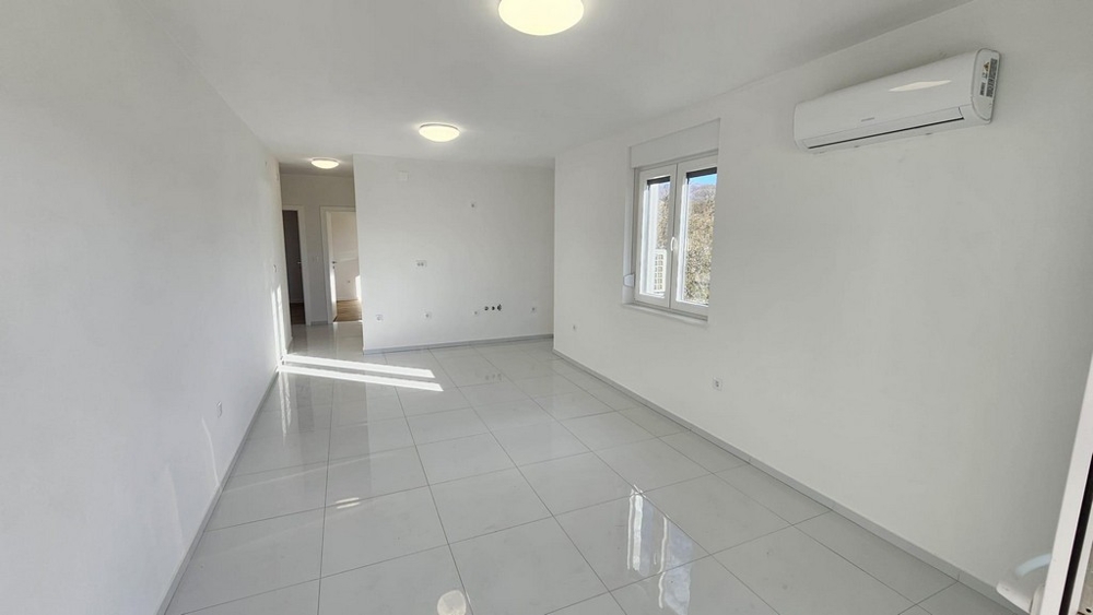 Nappali ablakokkal és légkondicionálóval