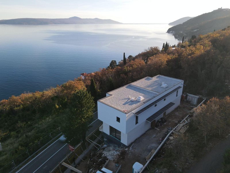 Panorámás kilátás a tengerre az A3832 ingatlanról Horvátországban.