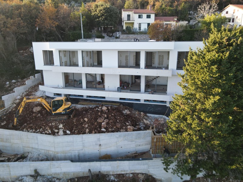 A modern lakóépület építési munkái