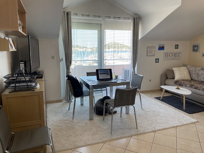 Tengerre néző nappali és étkező