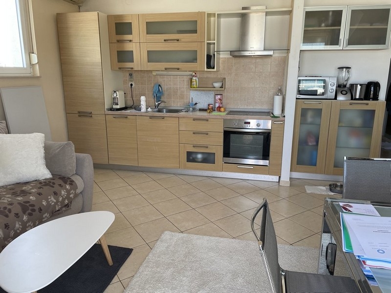 Nyitott konyha beépített gépekkel