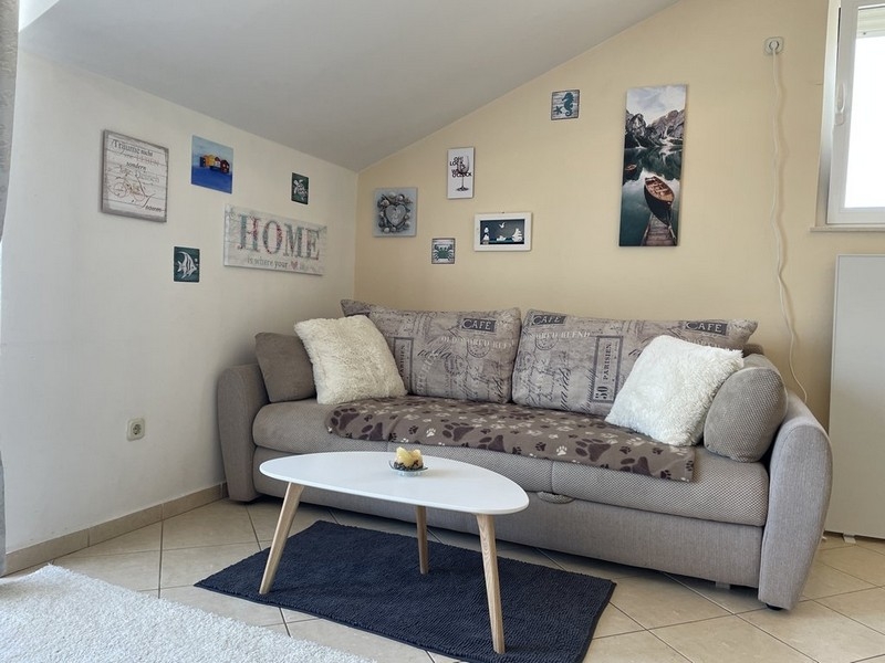 Nappali kanapéval és dohányzóasztallal