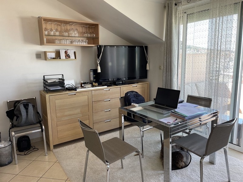 Étkező asztallal és televízióval