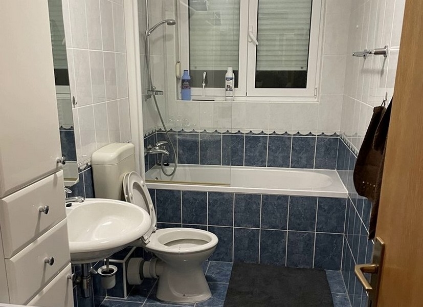 Fürdőszoba káddal és ablakkal