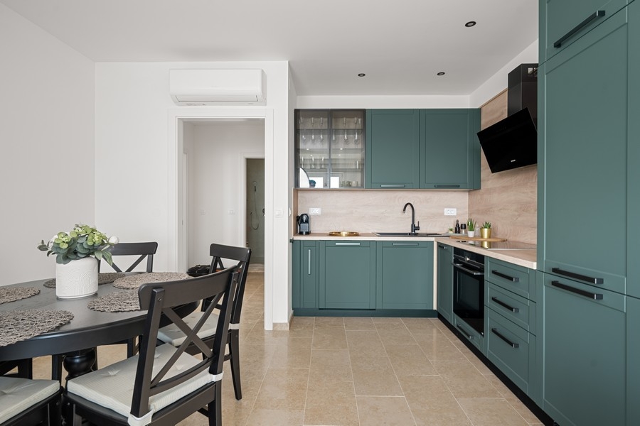 Nyitott konyha étkezővel és légkondicionálóval