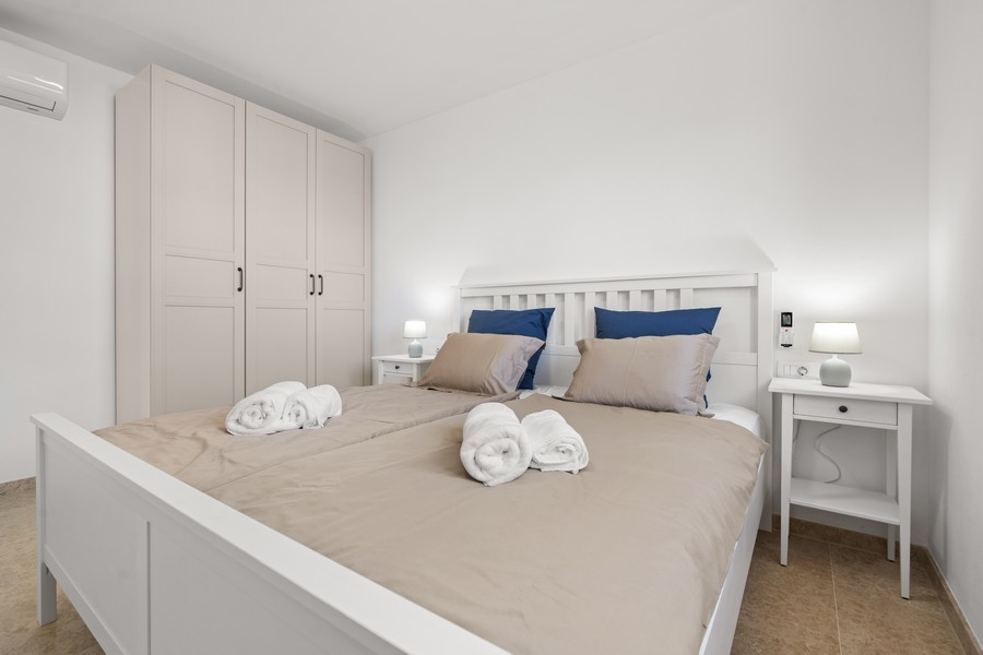 Hálószoba franciaággyal és gardróbbal