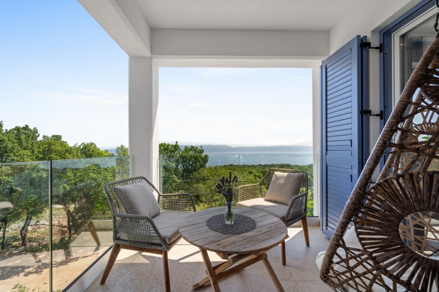 Terasz ülősarokkal és zavartalan kilátással a tengerre