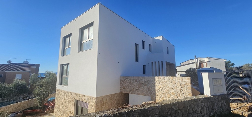 Új építésű lakóépület modern építészettel Krkben