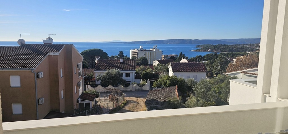 Panorámás kilátás a tengerre Krk városára és az Adriai-tenger partjára