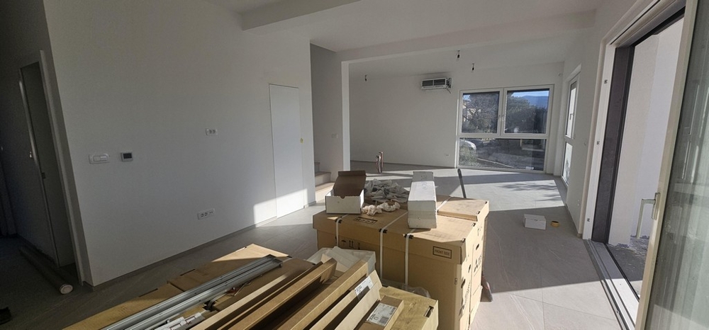 Nyitott nappali konyhával az új épületben