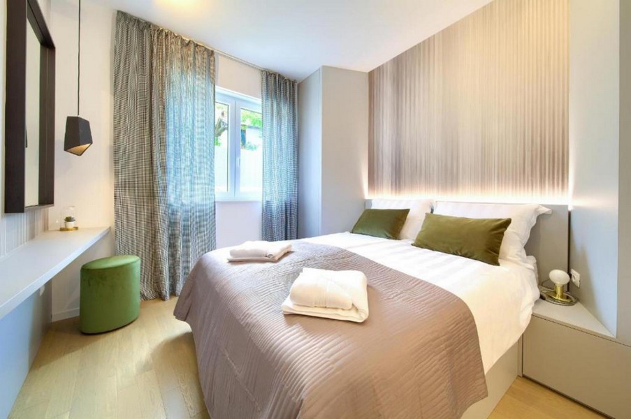 Hálószoba franciaággyal és indirekt világítással