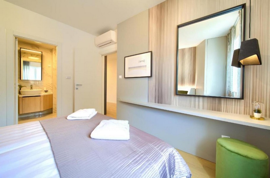 Hálószoba fürdőszobával és tükörrel