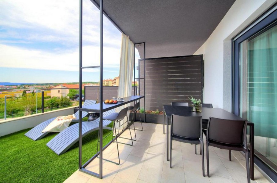 Terasz étkezővel és kilátással a növényzetre