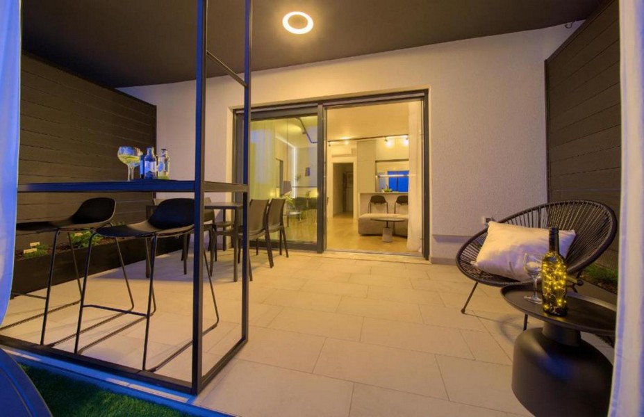 Modern terasz ülősarokkal és hozzáféréssel a nappaliba