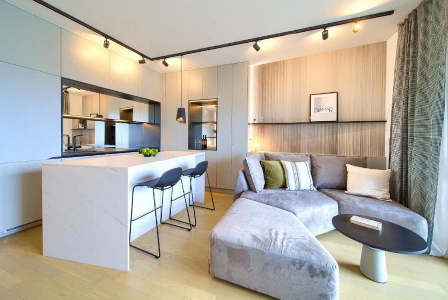 Nyitott nappali konyhával és kanapéval