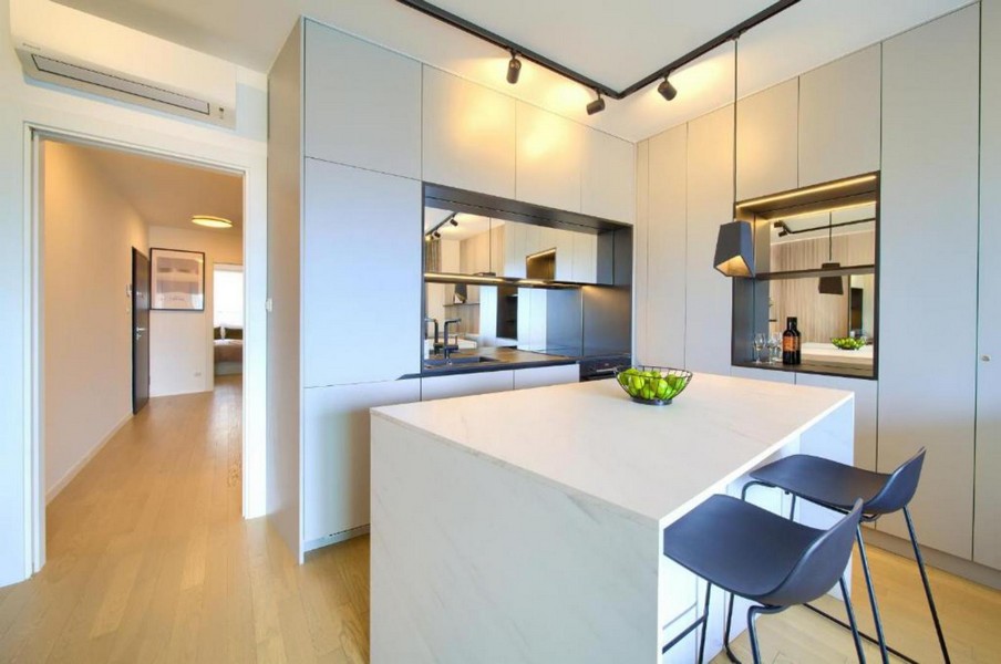 Modern konyha sziget- és bárszékekkel