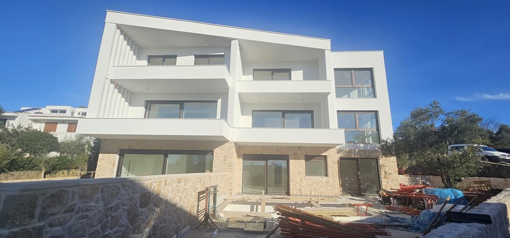 Nappali terasszal és nagy padlólappal