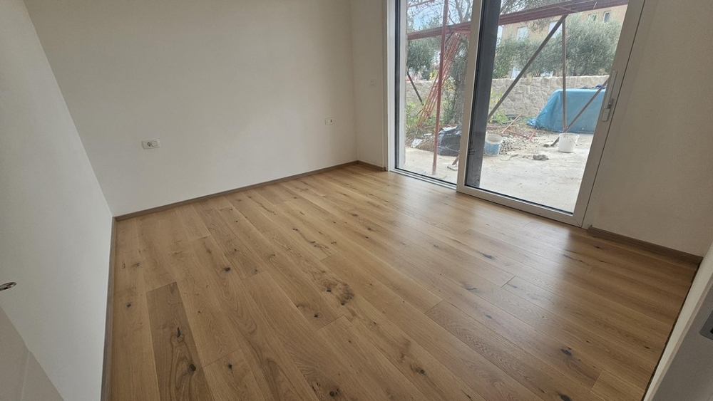 Hálószoba parkettával és kertkapcsolattal