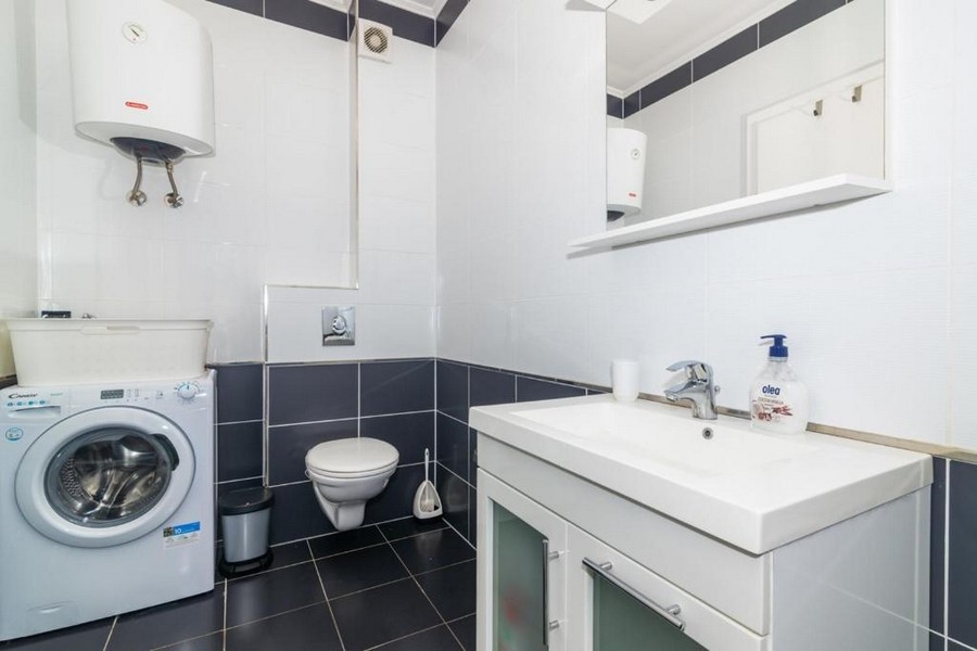 Fürdőszoba mosdóval, WC és mosógép