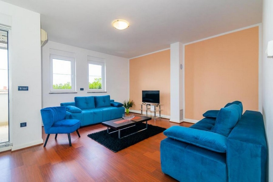 Nappali két türkiz kanapéval.