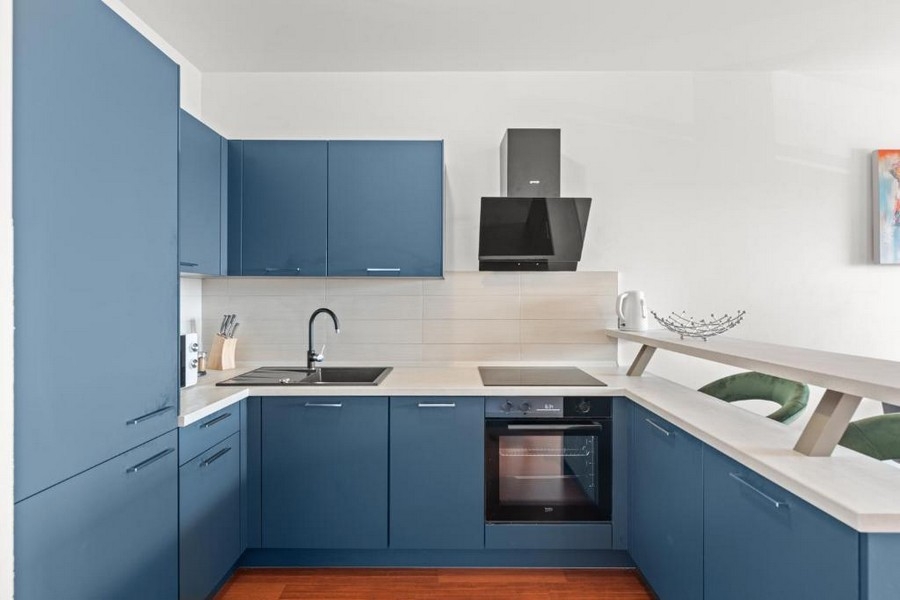 Konyha felszerelt konyhával és modern elektromos gépekkel