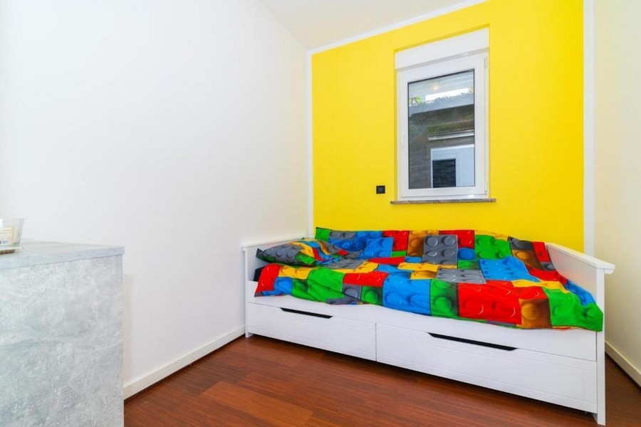 Második hálószoba egyszemélyes ággyal és színes falakkal