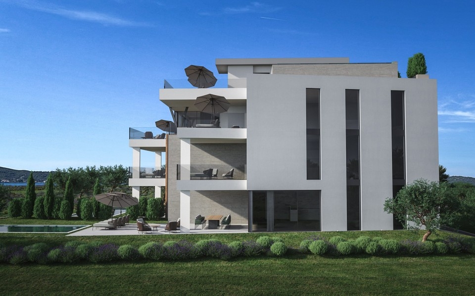A modern új épület hátulnézete teraszokkal és tengerre néző kilátással
