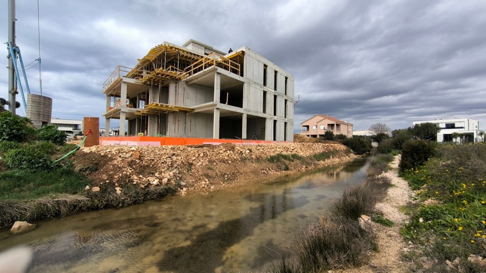 Egy modern lakóépület építkezése a tenger közelében