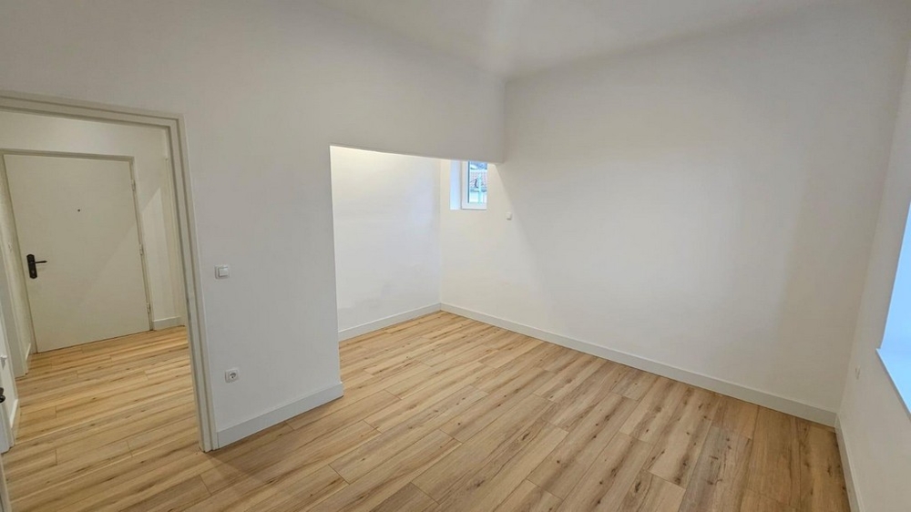 Világos nappali új padlóval