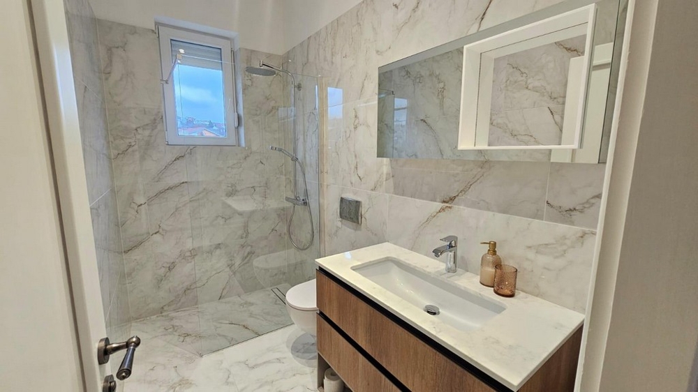 Modern fürdőszoba padlószinti zuhanyzóval