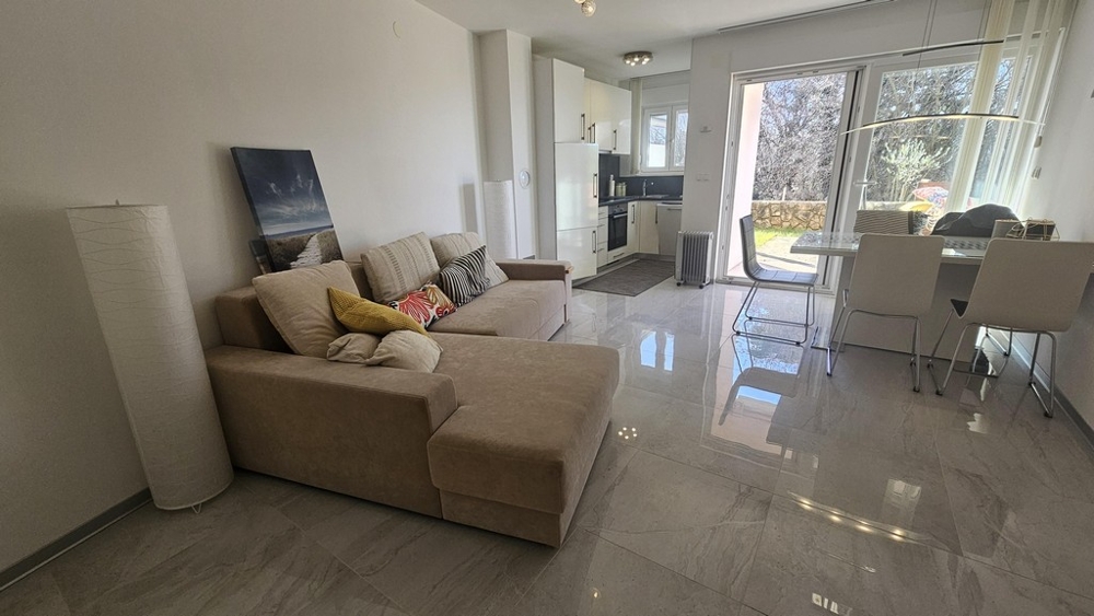 Bútorozott lakóterület az A3845-ös ingatlanban Njivice-ben, Krk szigetén.